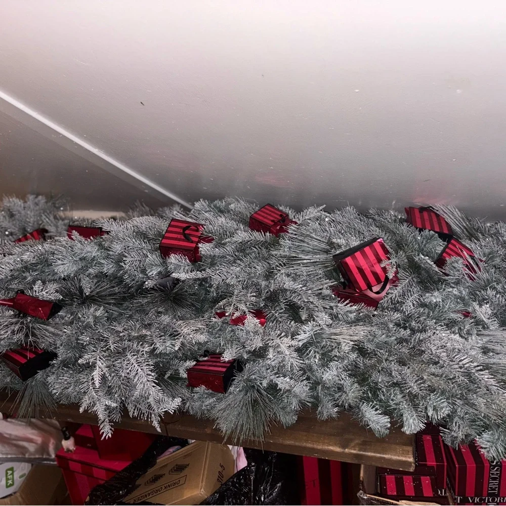 2019 RARE VICTORIAS SECRET DISPLAY GARLAND WITH MINI GIFT BAGS